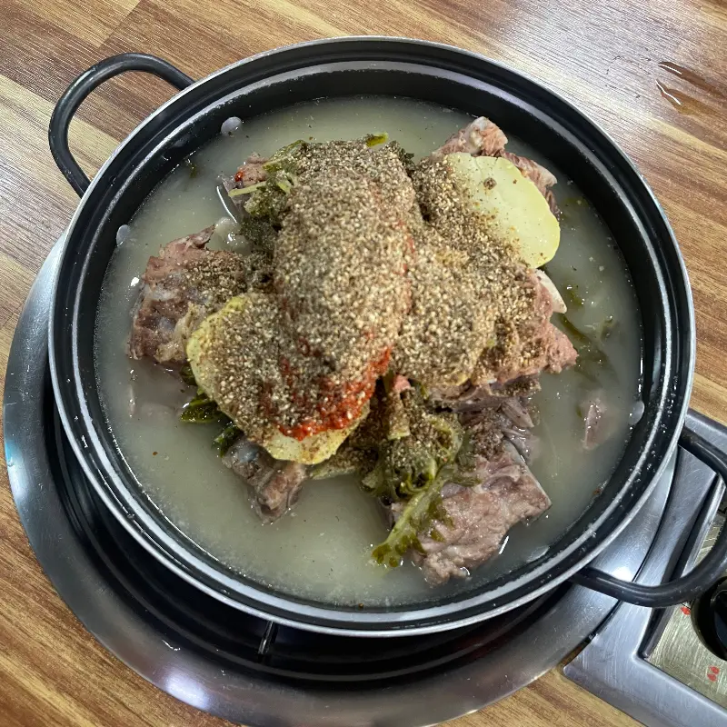 푸짐한 양념이 올라간 주은감자탕