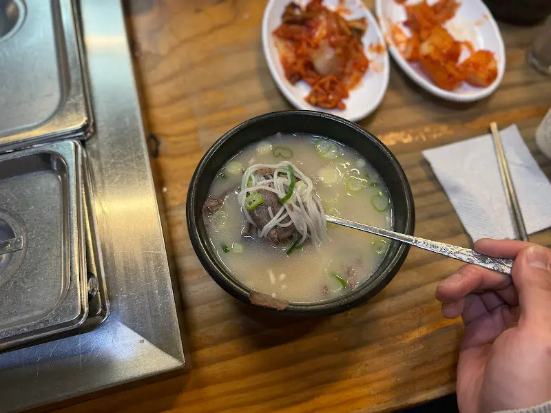 면과 고기가 함께 들어있는 설렁탕