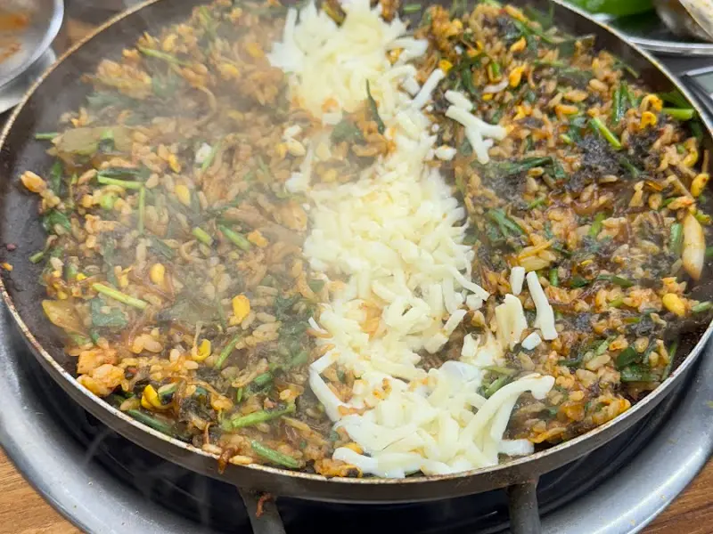 볶음밥에 치즈를 추가한 모습