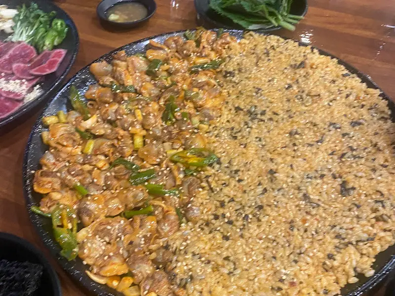 꼬막비빔밥과 타다끼를 한 상 가득 차려놓은 모습