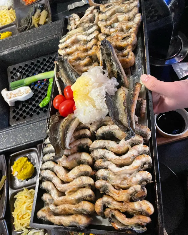 숯불 위에서 초벌구이되어 나오는 장어