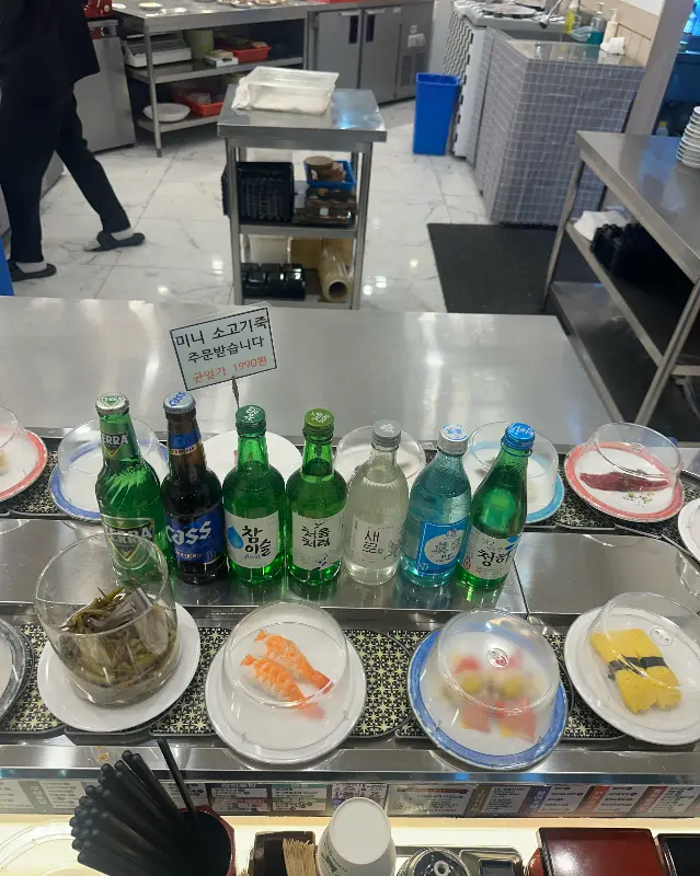 레일 위를 가득 채운 초밥과 음료들