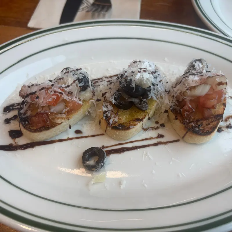 다채로운 맛과 향을 느낄 수 있는 브루스케타