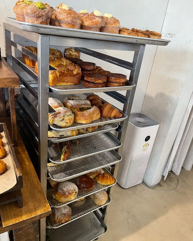 먹음직스러운 소금빵의 단면