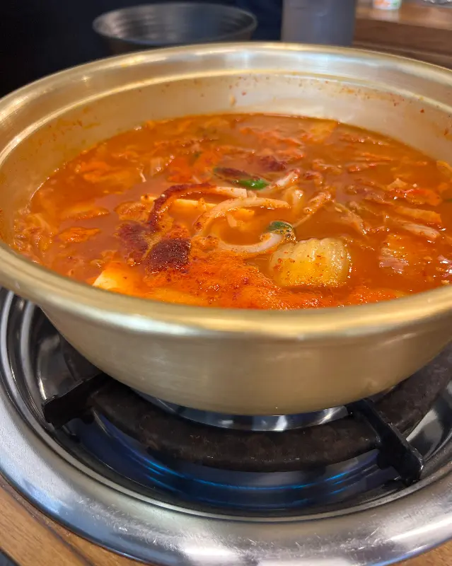 보글보글 끓는 김치찌개