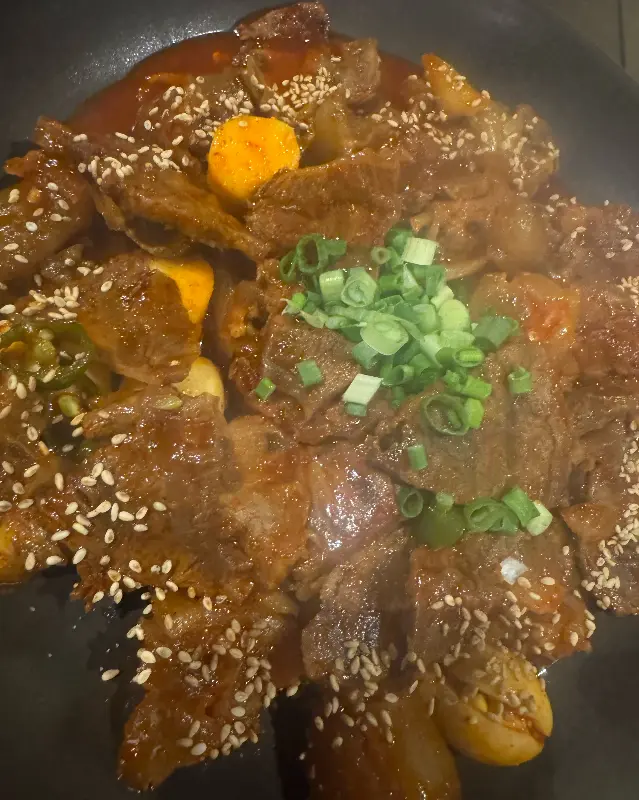 윤기가 자르르 흐르는 스지와 양념의 조화