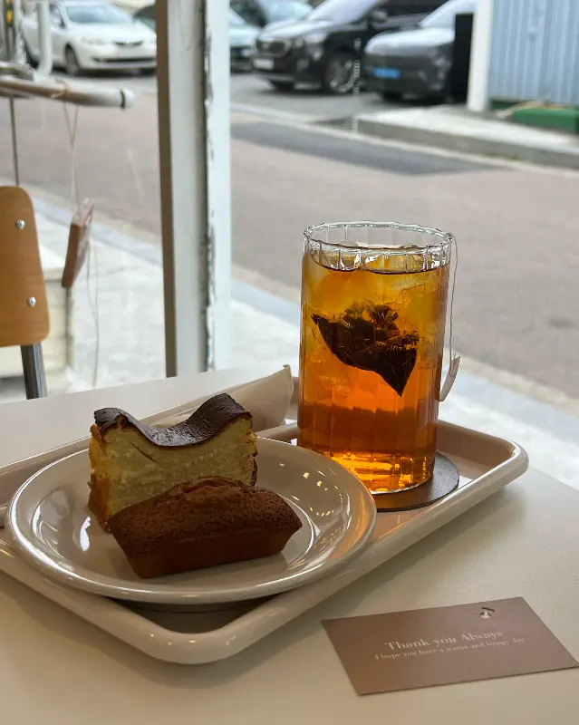 바스크 치즈 케이크와 얼그레이 티