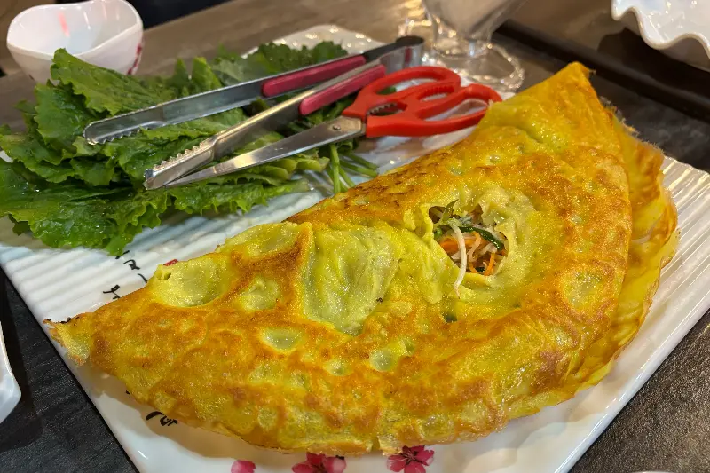 반쎄오와 채소, 소스가 함께 놓여 있는 모습