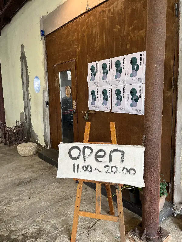 카페 외부: 'OPEN' 팻말이 방문객을 환영하는 듯하다.
