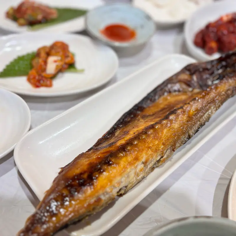 윤기가 좔좔 흐르는 고등어 구이