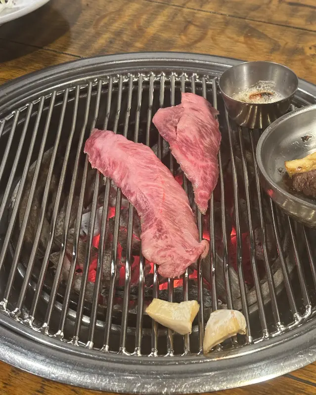 숯불 위에서 익어가는 등심