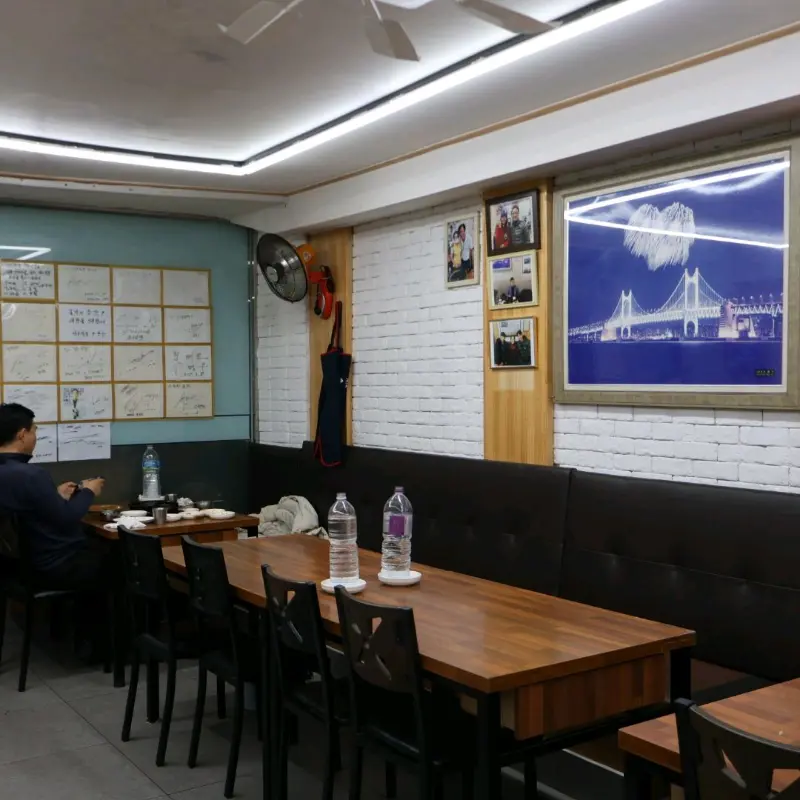 깔끔하게 정돈된 식당 내부 모습