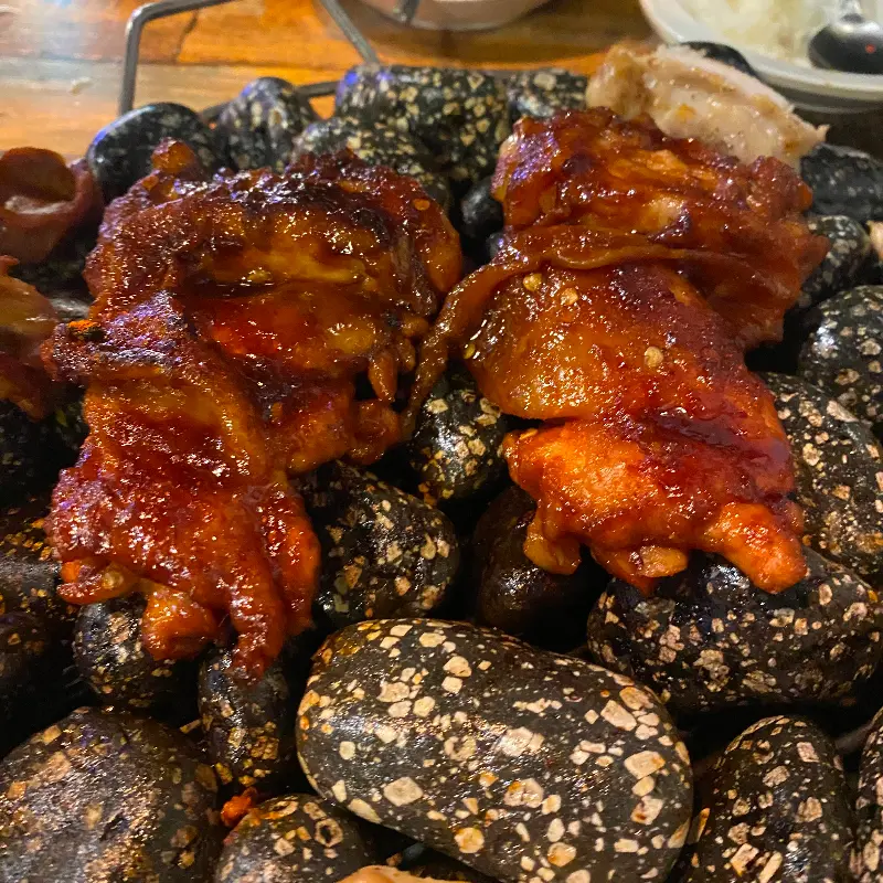 돌판 위에서 익어가는 양념 닭갈비