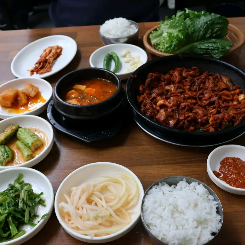 푸짐한 불백 정식 한 상 차림