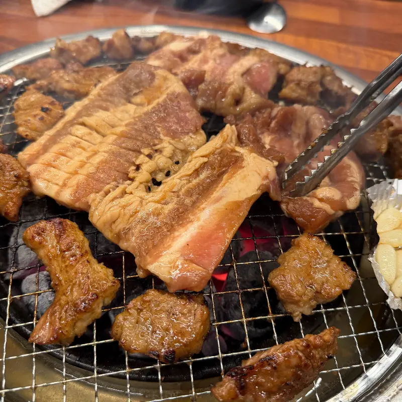 숯불 위에서 익어가는 돼지갈비