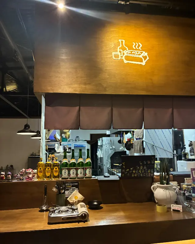 다양한 술병들이 진열된 모습