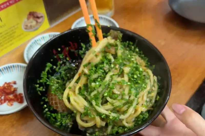 면 위에 푸짐하게 올려진 파 토핑