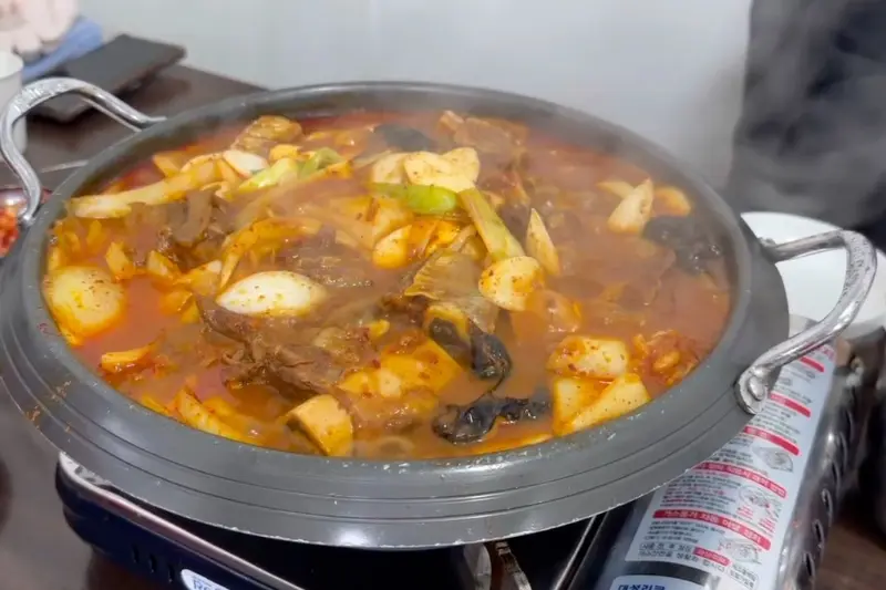 보글보글 끓는 갈비찜