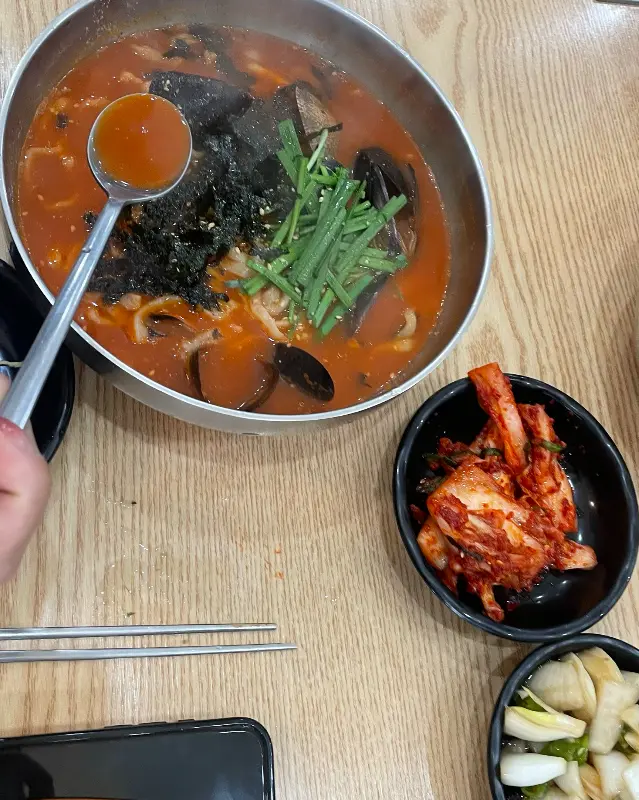 얼큰칼국수의 얼큰한 국물