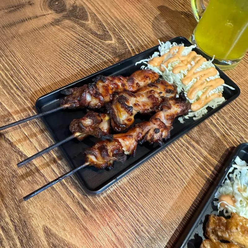 윤기가 좔좔 흐르는 닭꼬치