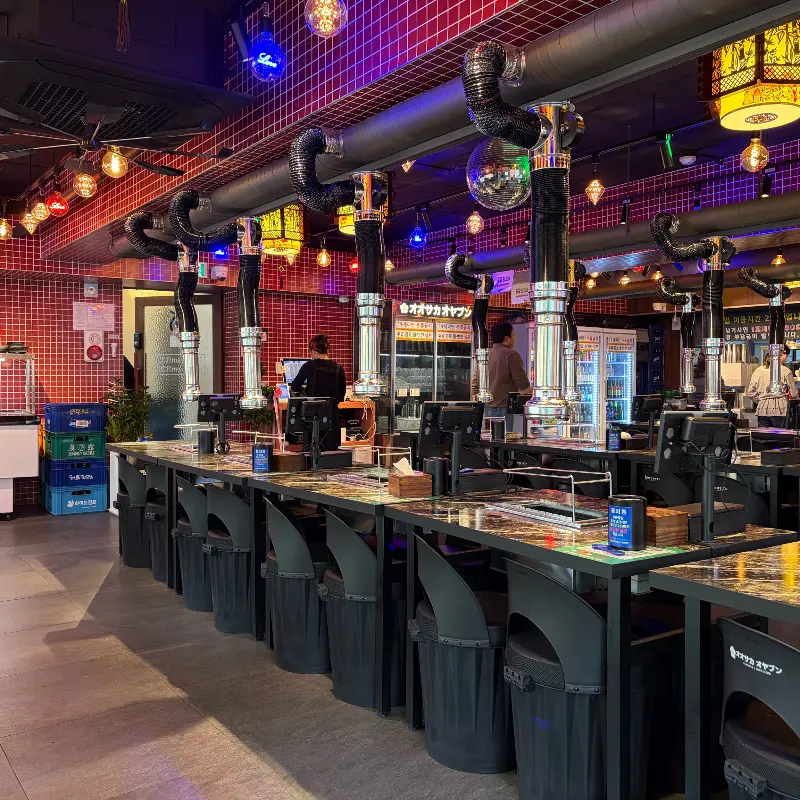 넓고 테이블 간 간격이 넓어 편안한 식사가 가능한 내부