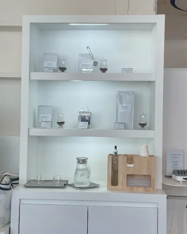 다양한 커피 관련 용품들