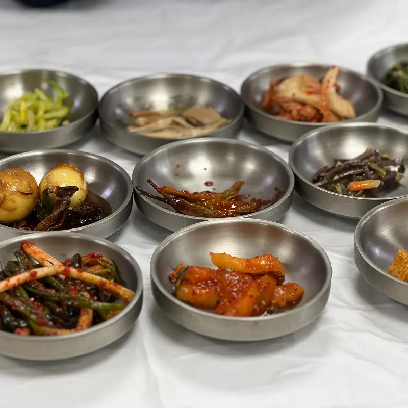 정갈하게 담긴 밑반찬들