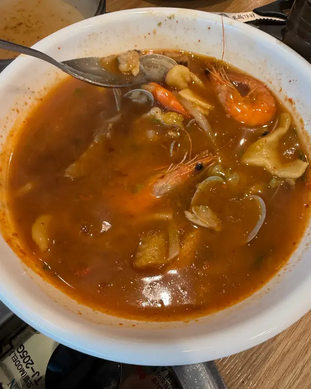 얼큰한 국물에 새우와 조개가 어우러진 칼제비