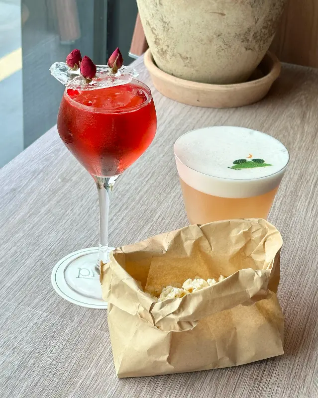 프랩의 칵테일과 팝콘