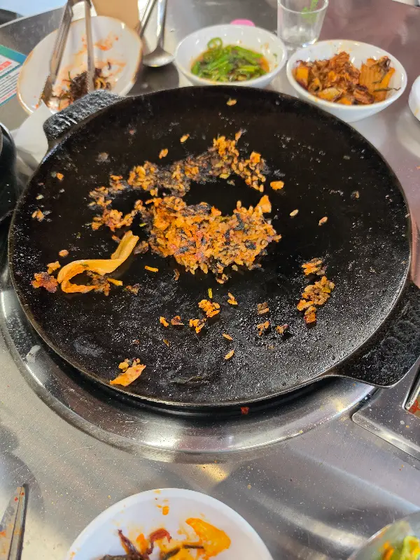 볶음밥을 싹싹 긁어먹은 흔적