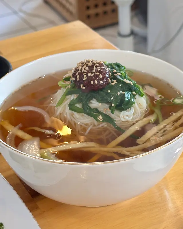 정갈하게 담겨 나온 온국수 한 그릇