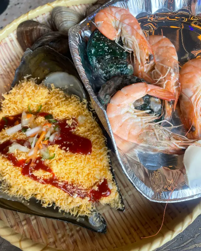 신선한 해산물과 푸짐한 양을 자랑하는 조개구이