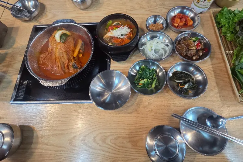 고등어 김치찜과 밑반찬