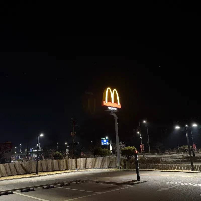 밤하늘 아래 빛나는 맥도날드 M자 로고
