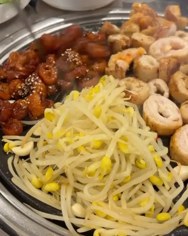 매콤한 양념이 눈길을 사로잡는 불막창