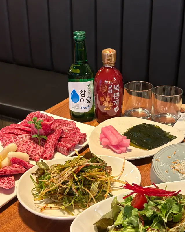 정갈하게 차려진 밑반찬과 소고기