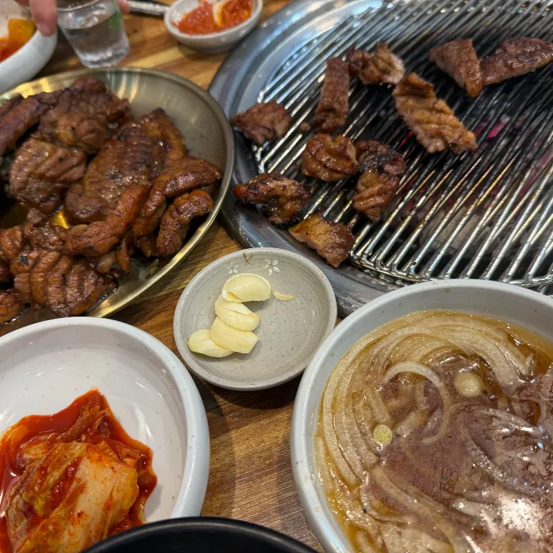 숯불에 구워진 돼지갈비와 곁들임