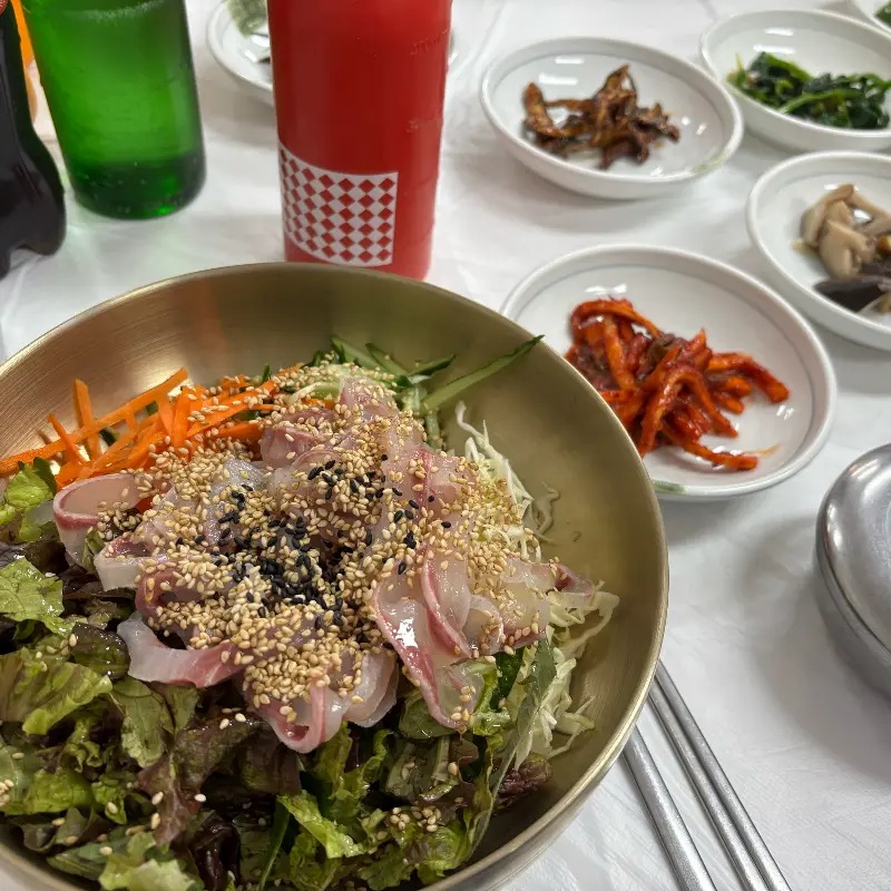 싱싱한 회가 듬뿍 담긴 물회