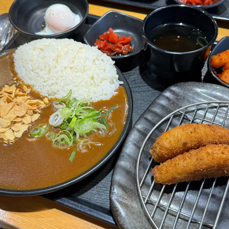 고로케와 카레, 밥이 함께 나오는 한 상 차림