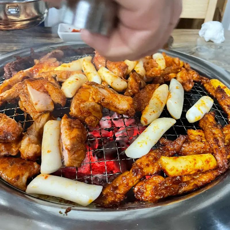 닭갈비 위에 뿌려지는 깨소금