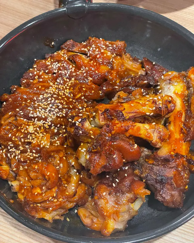 윤기가 흐르는 매콤한 불족발