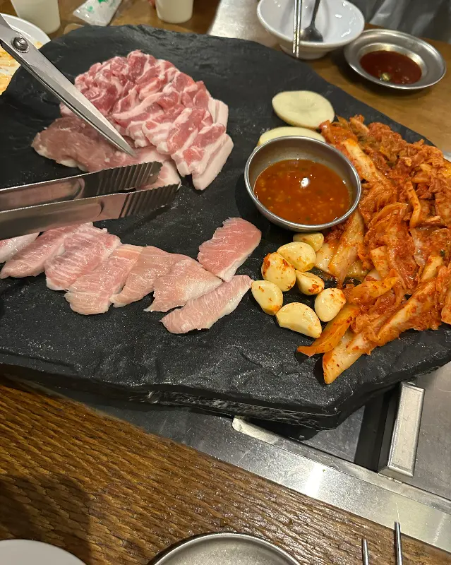 돌판 위의 삼겹살과 김치