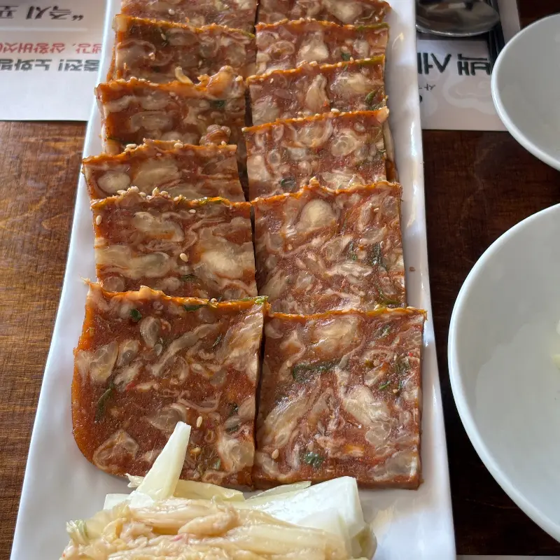 먹음직스러운 닭발 편육