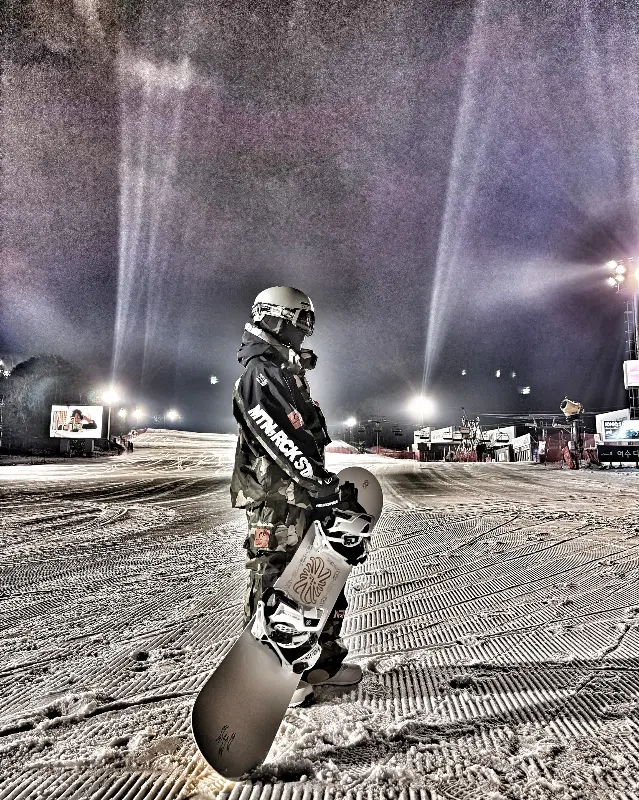 보드를 들고 서 있는 사람