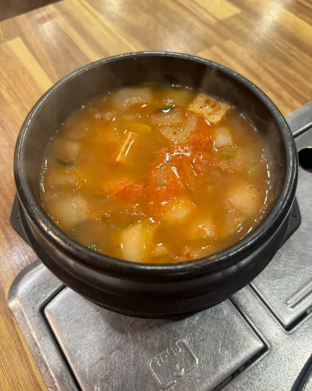 뚝배기에 담겨져 김이 모락모락 나는 된장찌개의 모습