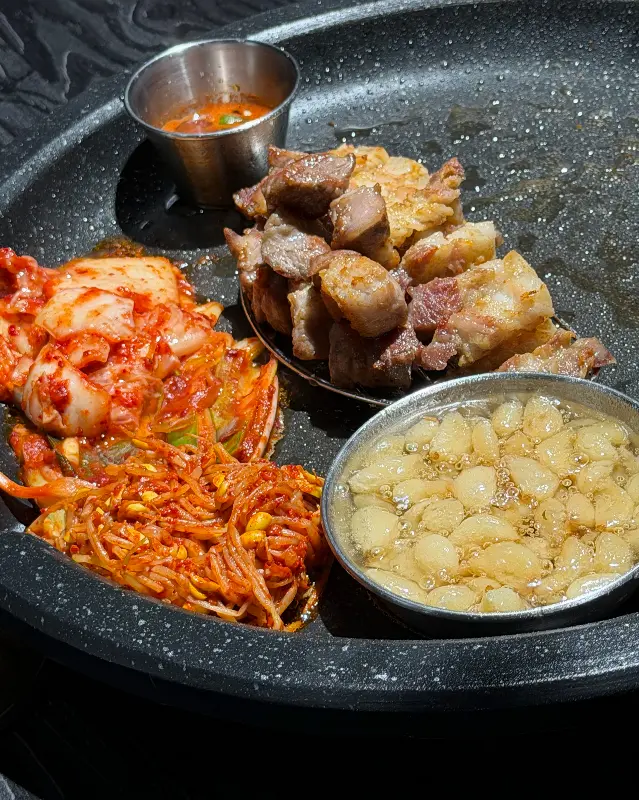 잘 구워진 고기와 김치