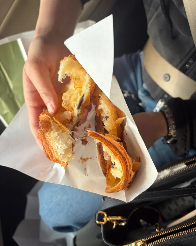 뺑오쇼콜라를 손으로 찢어 먹는 모습