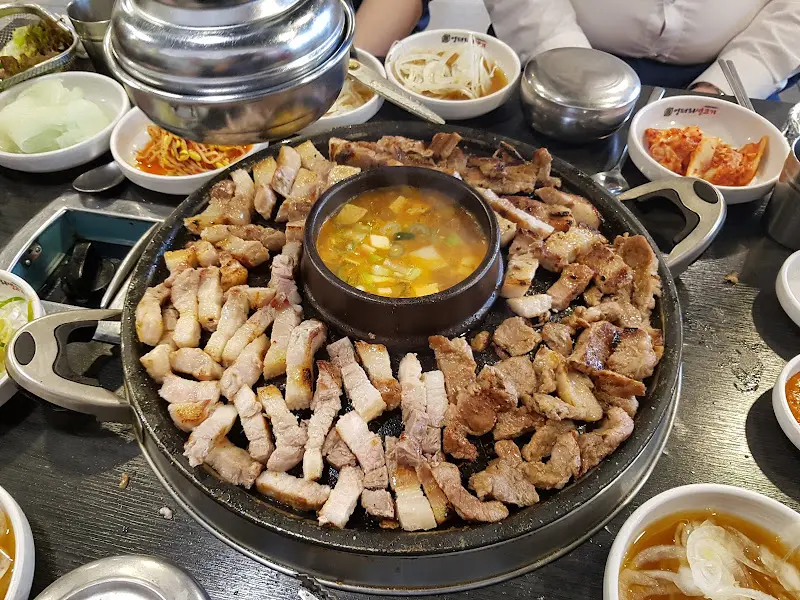 불판 가득 구워진 삼겹살과 된장찌개