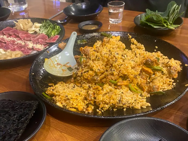 타다끼와 함께 꼬막 비빔밥을 즐기는 모습