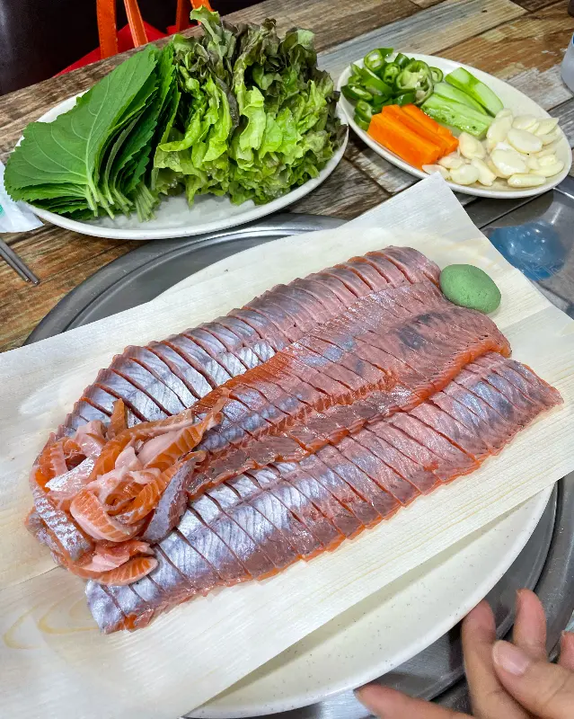 싱싱한 송어회 한 상 차림